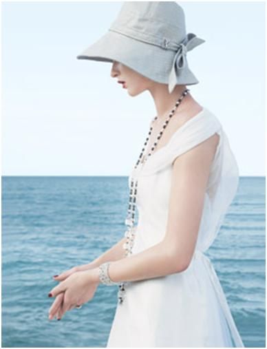 Picture Hat: Casual off-white hat perfect for a seaside affair