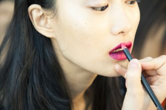 dramatic-wedding-makeup-pink-lips