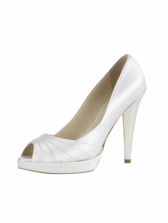 bridal shoes Oscar de la Renta wedding heels white pump with pleats