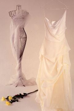 Contemporary bridal look with an atypical wedding dress, and lots of fabric