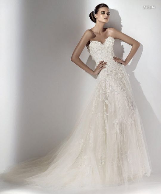Elie Saab wedding dress with sweetheart neckline and loads of lace