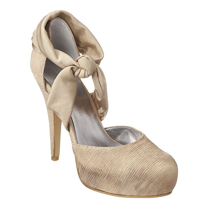 If you love the Black Swan-inspired ballet bridal trend, you’ll love these bridal heels!