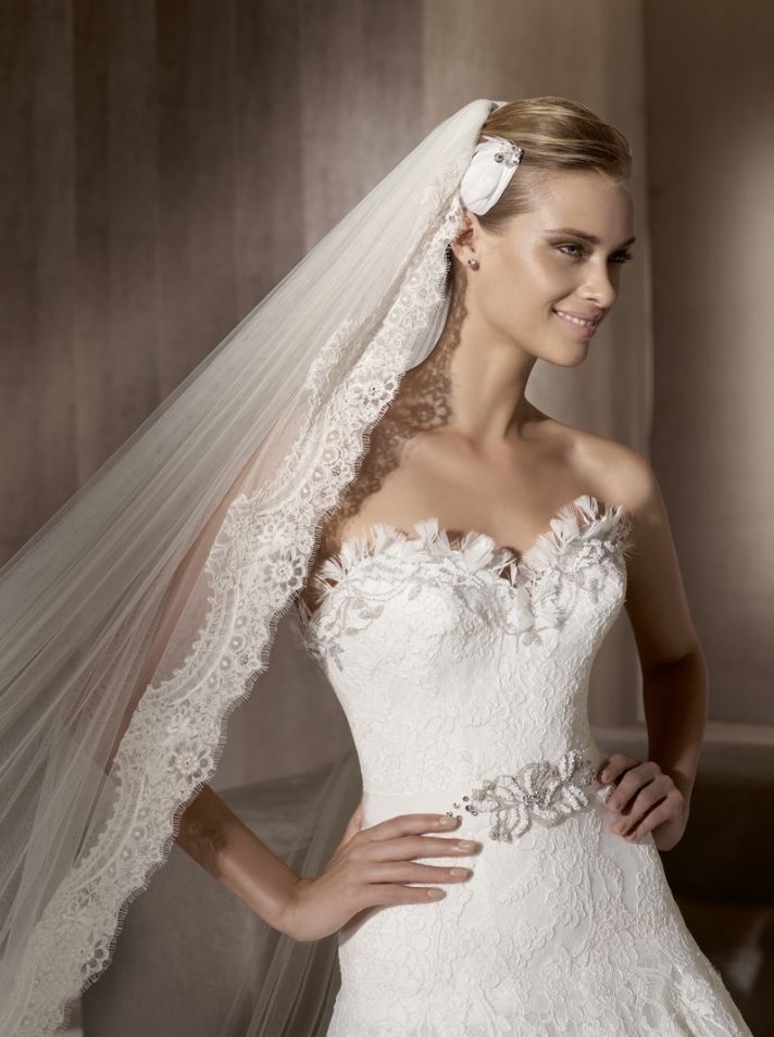 2012 lace wedding dress by Manuel Mota