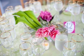 tropical-wedding-flowers-outdoor-wedding-reception-venue