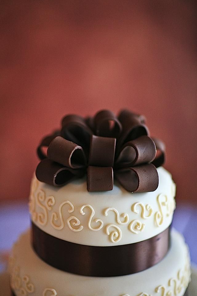 wedding-cake-one-year-later-save-top-tier-or-recreate-wedding-cake-romantic-memories