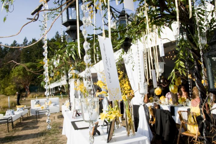 hanging escort cards outdoor weddings