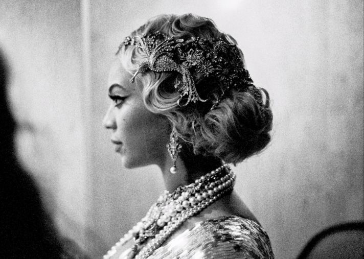 Beyonce wears Great Gatsby Inspired Headdress