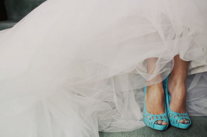 Ivory tulle wedding dress paired with light blue heels and toes