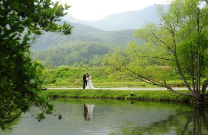 bride groom kiss at outdoor wedding ceremony
