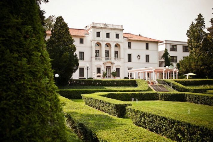 Picturesque Wedding Venue in NY Garden Courtyard