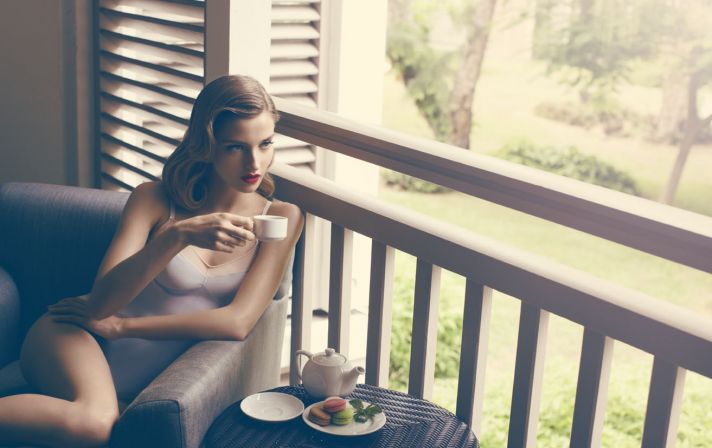 Retro glam wedding hair and makeup for romantic brides