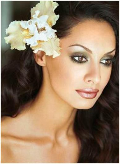 Beautiful ivory and light yellow hair floral gives bride’s look a tropical feel