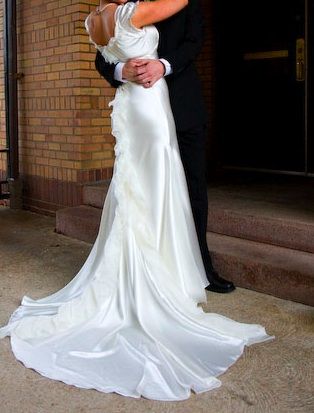 Score a gorgeous gently used Vera Wang wedding dress for only $1,200