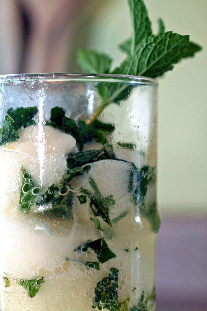5 signature wedding cocktails for summertime