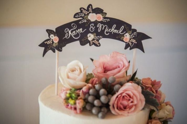Chic Sign on Cake