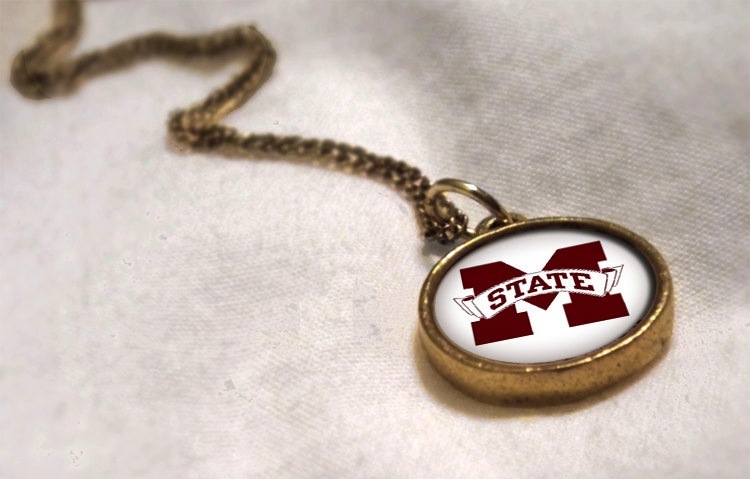 M-state-antique-pendant-for-march-madness-weddings.full