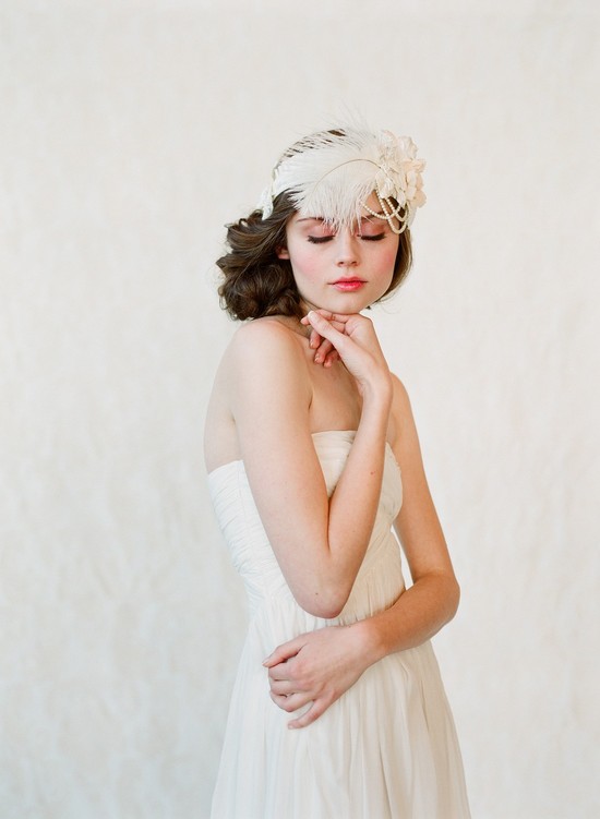 Flapper inspired wedding headpiece with feathers and pearls