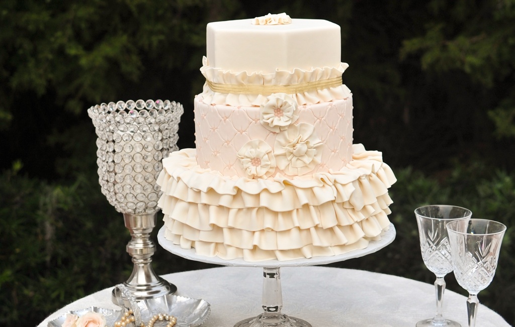 Vintage-ruffles-wedding-cake.full