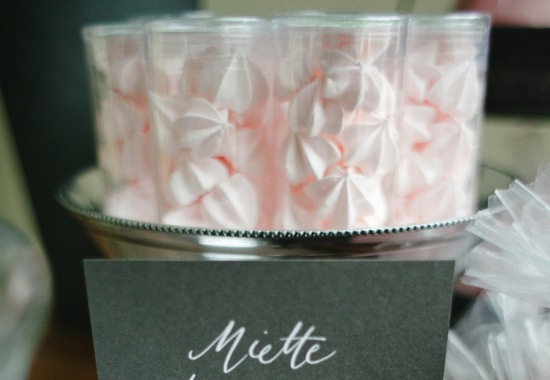 mini merengues wedding sweets as favors