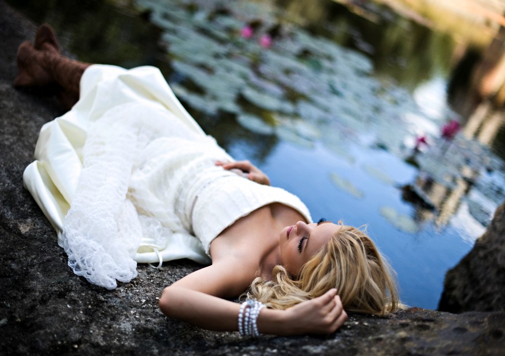 De-stressed-bride-top-wedding-planning-tips-to-reduce-stress.full
