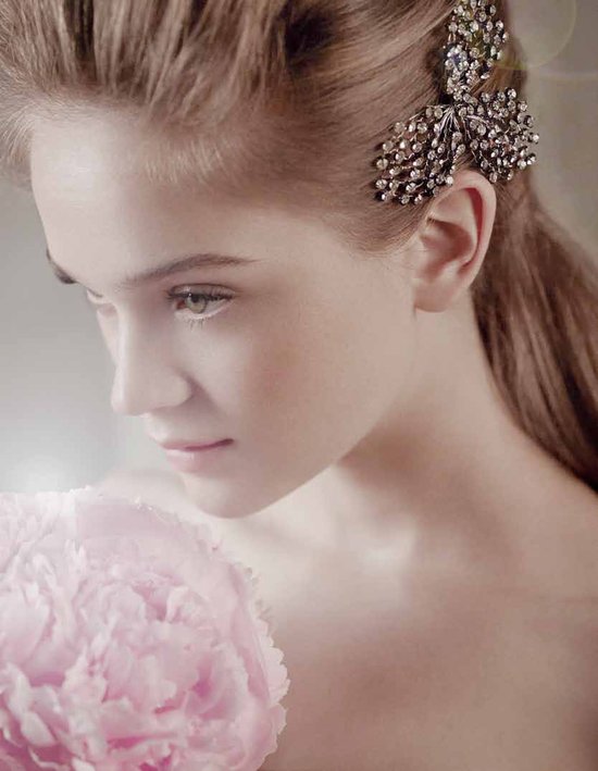 Vintage-inspired bridal hair brooch by Vera Wang