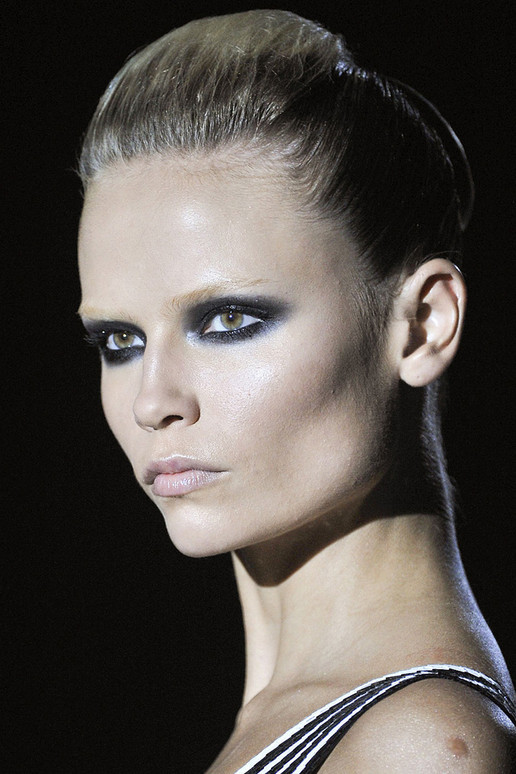 Dramatic bridal makeup from Gucci Spring 2012
