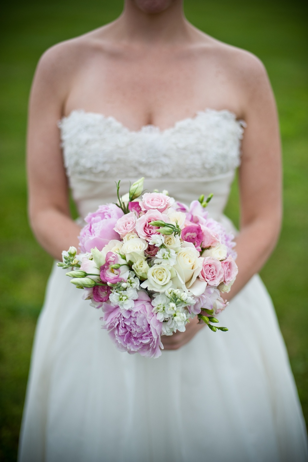 Romantic-bridal-bouquet-real-weddings-outdoor.full