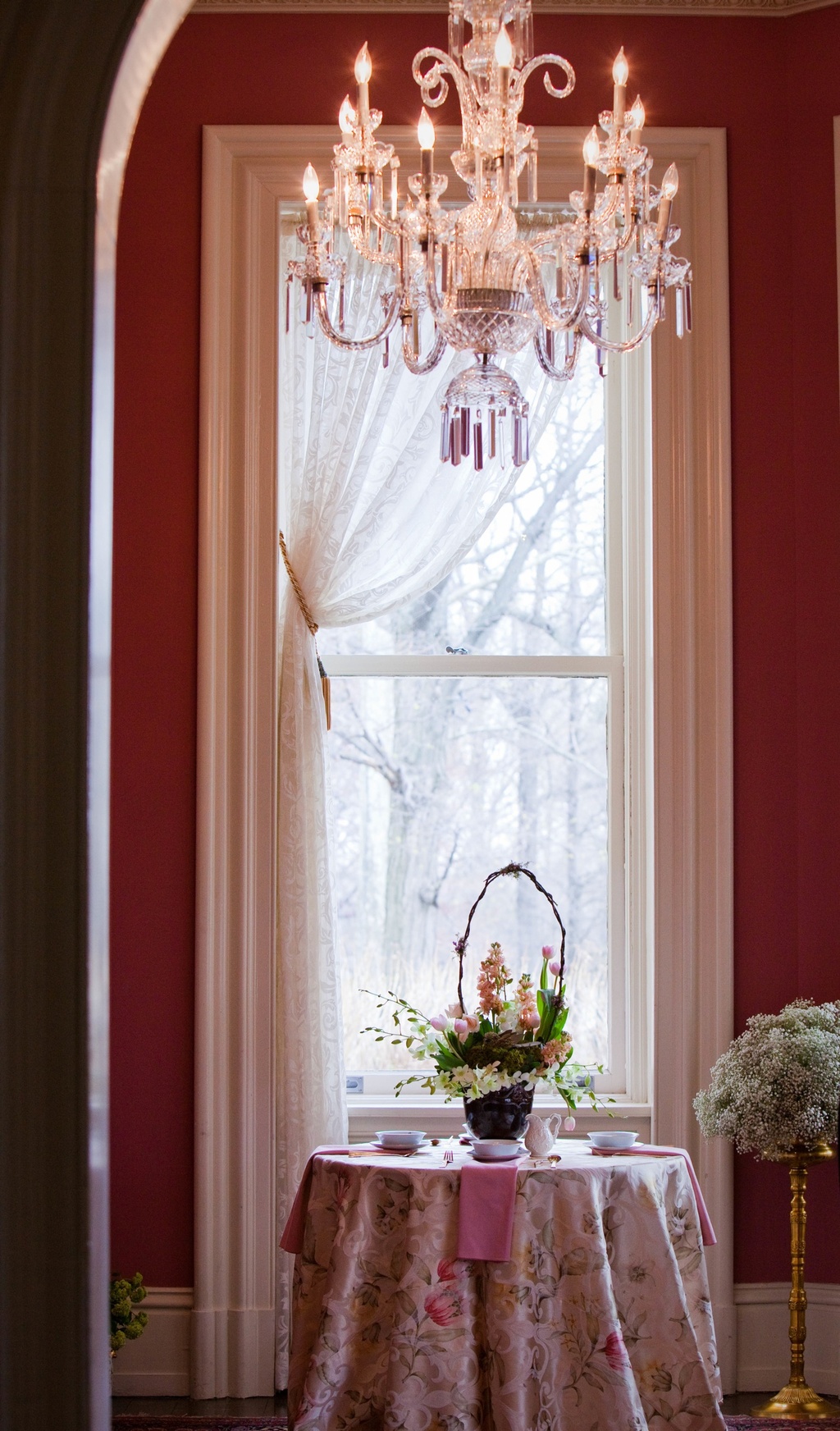 Metallic-wedding-trends-romantic-ornate-wedding-reception-decor-pink-red-wedding-flowers-5.full