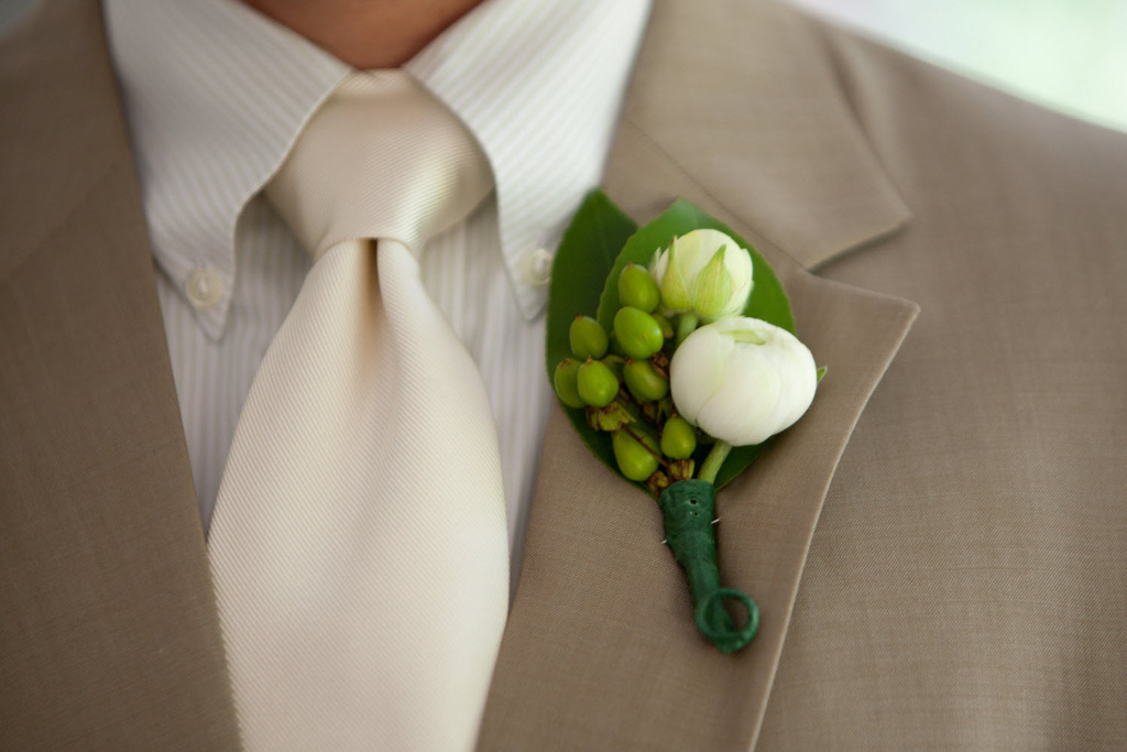 Casual-grooms-attire-khaki-tailored-suit-ivory-green-boutounierre.full