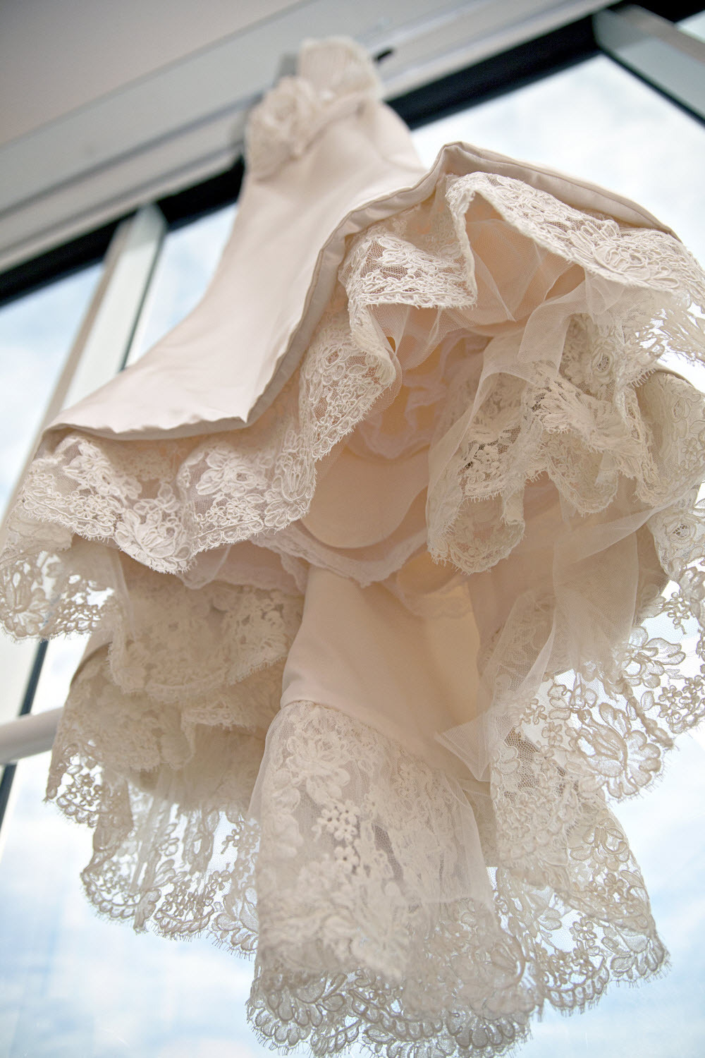 Ivory-lace-wedding-dress-romantic-bridal-style.full