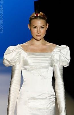 Vestido_de_model_novias_mangas_con_volumen.full