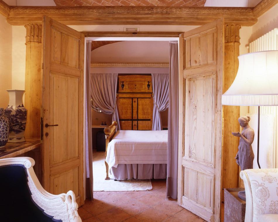 La-suvera-italy-romantic-honeymoon-destination-master-bedroom-suite.full