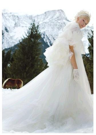 Tulle-full-wedding-dress-mountain-in-background.full