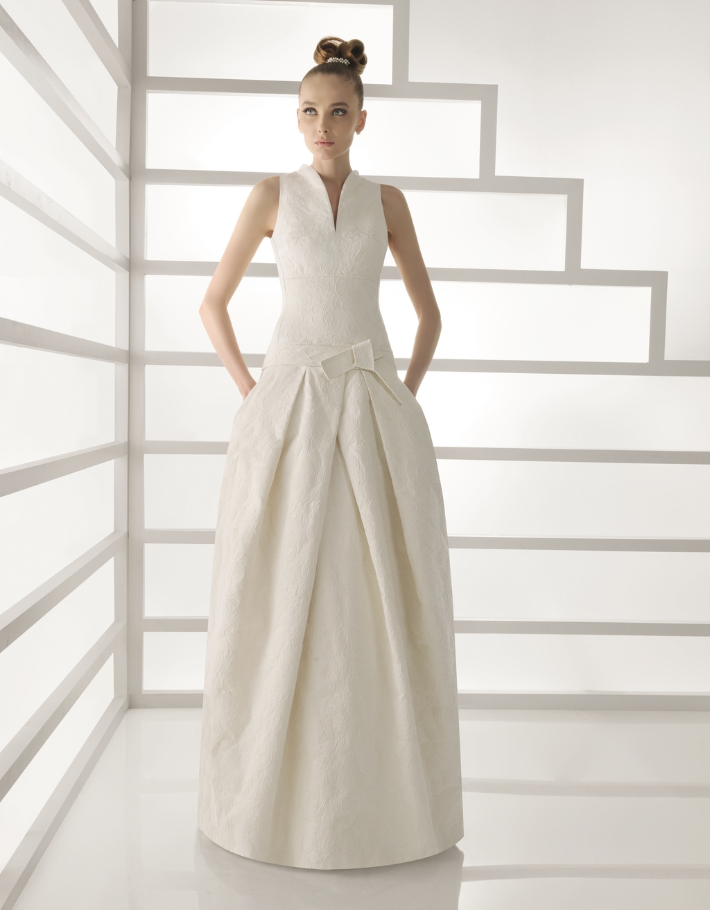 101-bano-ivory-jaquard-high-neck-wedding-dress-rosa-clara-2011.full