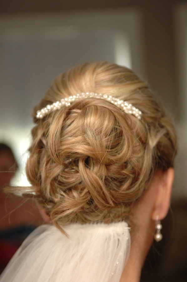Bridal-hairstyle-updo-pearl-barret-messy-curls.full