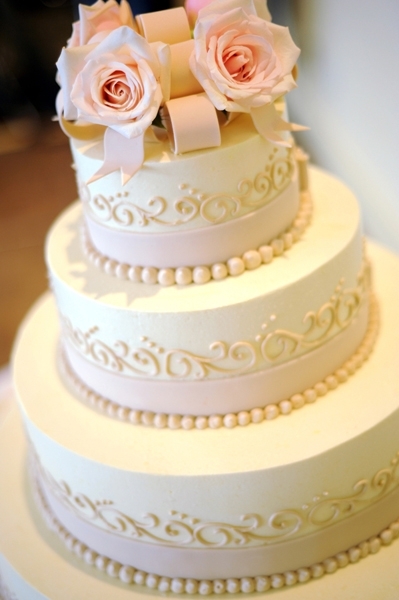 Ivory-classic-wedding-cake-romantic-with-pearl-design-pink-roses-on-top.full
