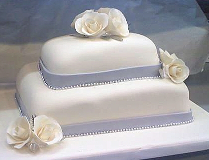Classic-two-tier-white-wedding-cake-with-pearl-details-and-flowers.full