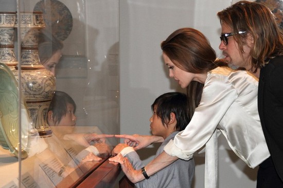photo of angelina jolie brad pitt engaged