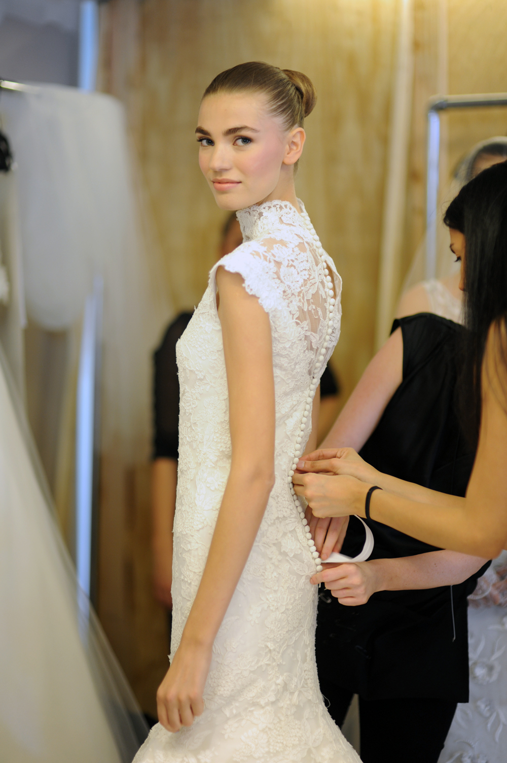 Oscar-de-la-renta-spring-2013-wedding-dress-lace-cap-sleeves.full