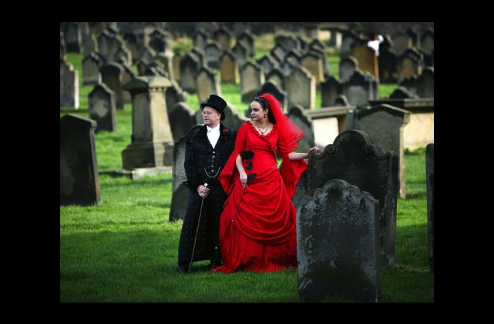 Wacky-wedding-photos-weird-crazy-weddings-friday-the-13th-cemetary-wedding.full