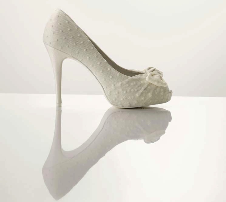 Polka-dots-and-bows-white-wedding-shoes.full