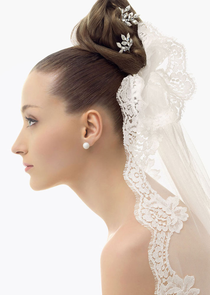 Romantic-bridal-veils-by-rosa-clara-bridal-bun.full