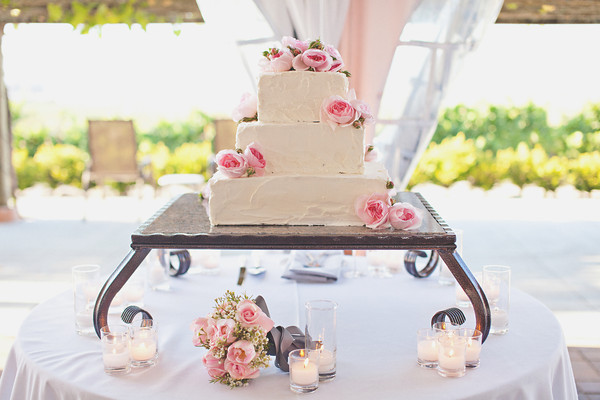 Romantic-winery-wedding-outdoor-wedding-venues-wedding-cake-bridal-bouquet.full