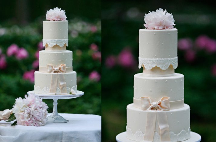 Romantic-elegant-wedding-cake-bow-lace-applique.full
