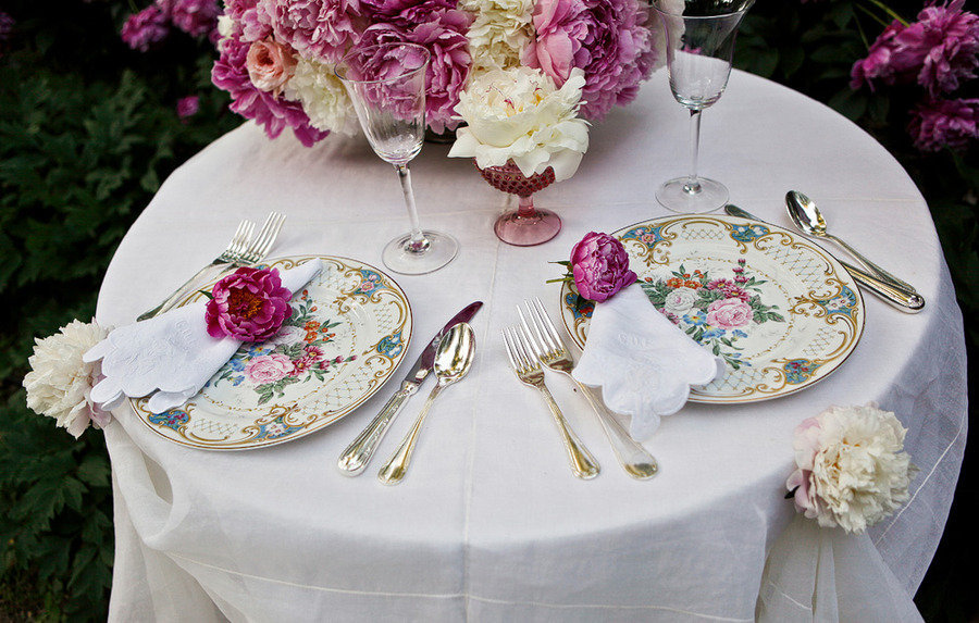Romantic-spring-wedding-outdoor-venue-sweetheart-table-vintage-china.full