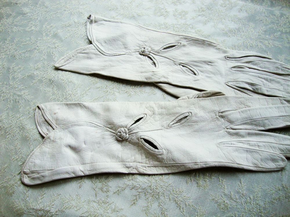 Vintage-white-wedding-gloves.full