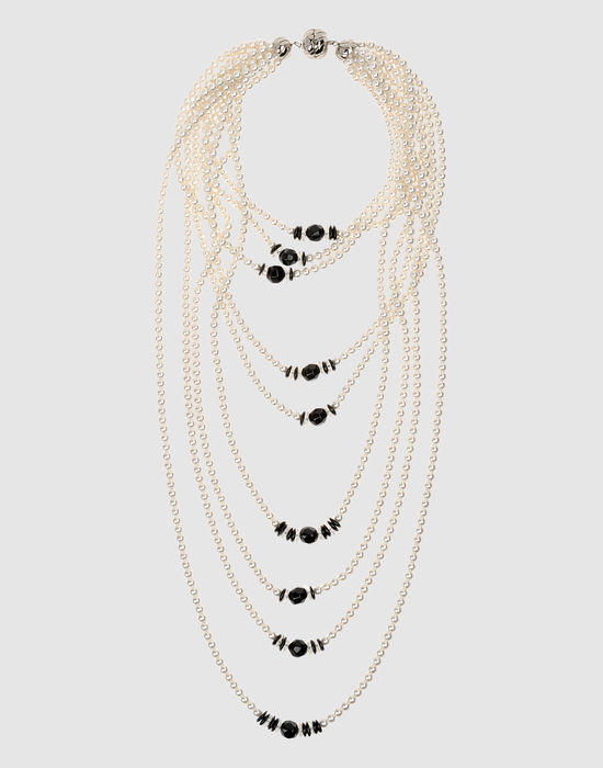 photo of brides something old vintage pearls multi strand black accents