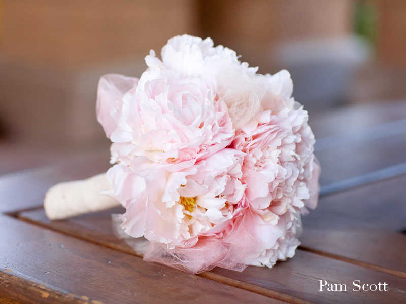 Monochromatic-bridal-bouquets-light-pink-peoney-tuile-bouquet.full