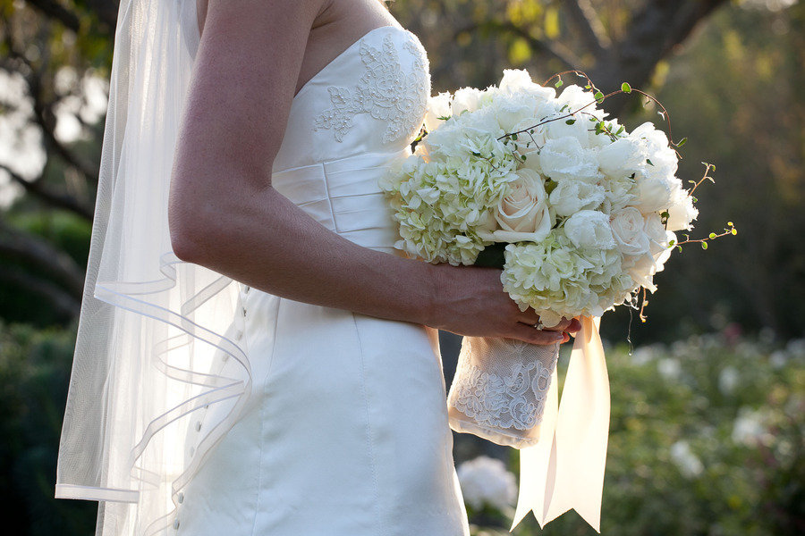 Weddings-by-color-all-white-bridal-bouquet.full