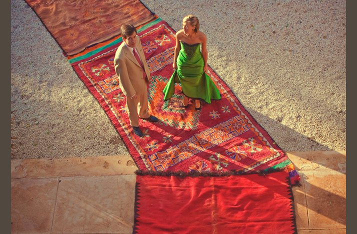 Desert-wedding-offbeat-wedding-style-casual-bride-groom-red-ceremony-aisle.full